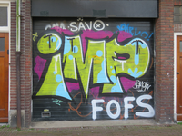 848530 Afbeelding van diverse graffititeksten op de garagedeur naast het pand Leidseweg 42bis (rechts) te Utrecht.